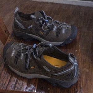 Ladies Keens steel toe work shoes.